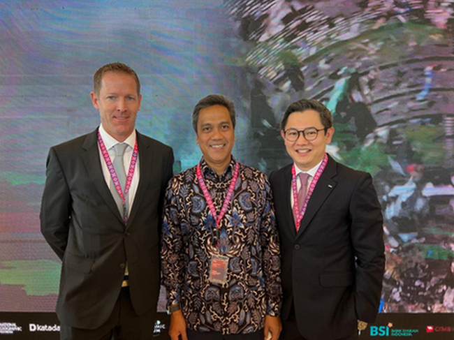 From Left: Director of Chevron New Energies International, Pte. Ltd., Andrew S. Mingst; CEO of Pertamina NRE, Dannif Danusaputro; Director of Keppel New Energy Pte., Ltd., Chua Yong Hwee. (Photo: Business Wire)