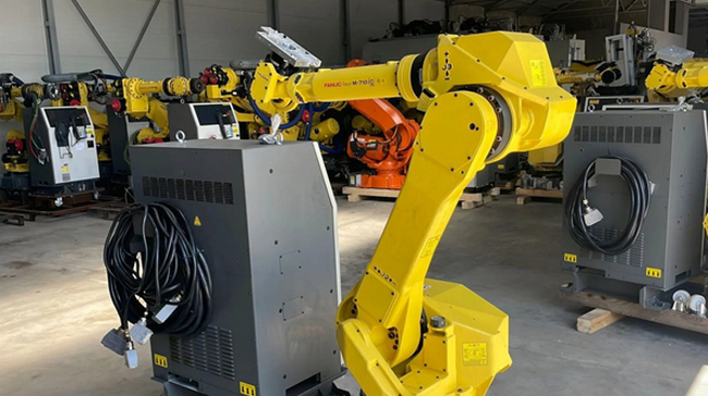 Industrial robots can be used in a variety of ways and optimise production. Used robots can also be an ideal addition for companies. (© Surplex).